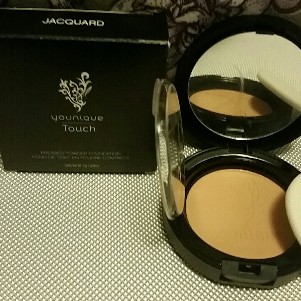 NIB Younique Touch Pressed Powder Foundation
